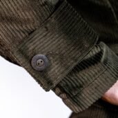 Dettaglio bottone manica Giacca Cropped Sartoriale in Velluto a coste | Juri Carissimi